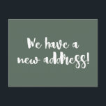 Minimalistisk Mörk Sage Vi Flyttat ny Flytta hemma Vykort<br><div class="desc">Den moderna minimalismen vi flyttat vykort innehåller roligt-pensel i mörkens grönt och vitt.</div>