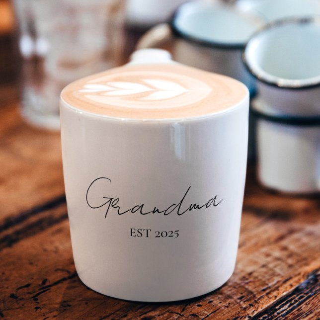 Minimalistisk mormor EST 2025 | Anpassningsbar Gra Espressomugg (Skapare uppladdad)