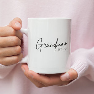 Minimalistisk mormor EST 2025 Mugg New Grandma G