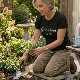 Minimalistisk Mormor Etablerad Vit Skripttext T Shirt