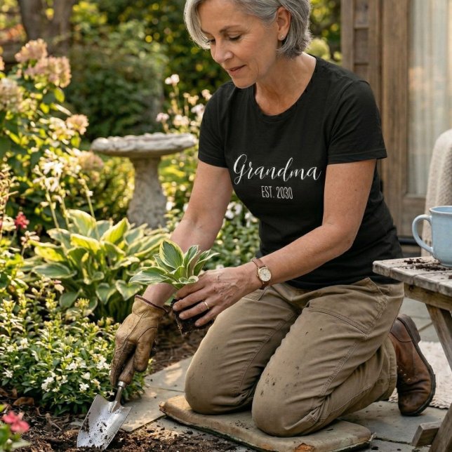 Minimalistisk Mormor Etablerad Vit Skripttext T Shirt (Skapare uppladdad)