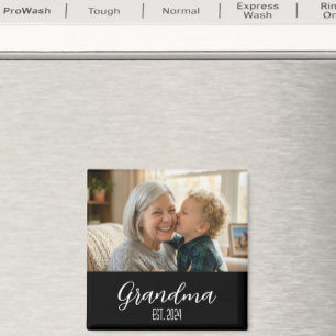 Minimalistisk Mormor Upprättad Vit Skripttext Magnet