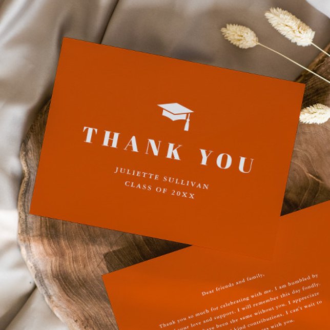 Minimalistisk mössa och tofs examensfirande tack kort (Simple, elegant typography with cap and tassel double-sided graduation thank you note cards.)
