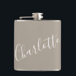 Minimalistisk namnskrift i taupebrun fickplunta<br><div class="desc">Minimalistisk typsnittsnamn på flaska i taupebrun</div>