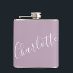 Minimalistisk namnskylt Dammlila Fickplunta<br><div class="desc">Drick med stil med vår minimalistiska flaske med typsnittsnamn i dammig lila! Denna flotta flaska har en elegant design med sirliga, skrivna bokstäver, perfekt för att lägga till en personlig touch på din dryckesbehållare. Om det är en present till en vän eller en present till dig själv, är denna stilrena...</div>