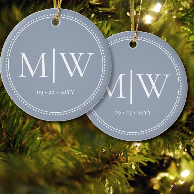 Minimalistisk Newlyweds Monogram Dusty Blue-Helgda Julgransprydnad Keramik (Skapare uppladdad)