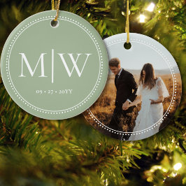 Minimalistisk Newlyweds Monogram Photo Sage Helgda Julgransprydnad Keramik