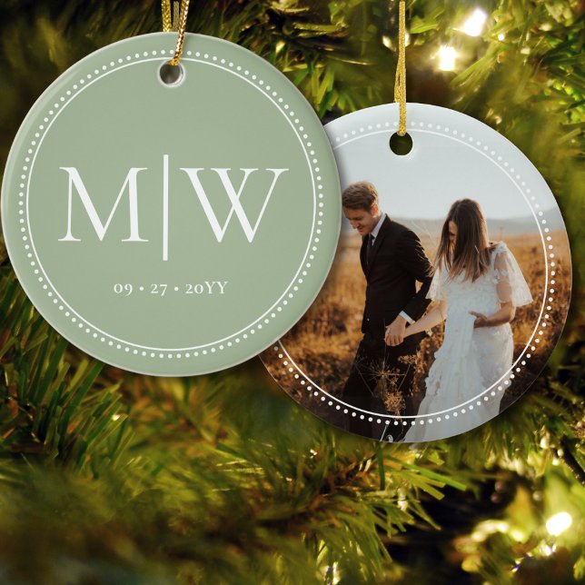 Minimalistisk Newlyweds Monogram Photo Sage Helgda Julgransprydnad Keramik (Skapare uppladdad)