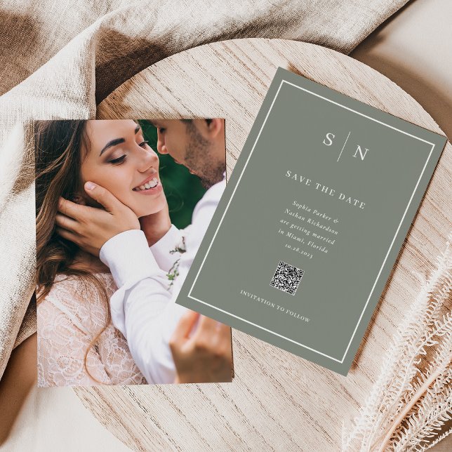 Minimalistisk och Chic | Foto på baksidan och QR-k Spara Datumet (An elegant sage green wedding save the date, with a scannable QR code and your photo on the back)