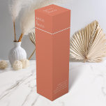 Minimalistisk Orange Bröllop Vin box Presentask För Vinflaska<br><div class="desc">Lägg till lite elegans i bröllop med vår minimalistiska orange vin box, designad för att komplettera vår matchande kontorssvit. Den här etiketten har en snygg bakgrund med vit orange och passar perfekt för enkelhet och sofistikering. Den tänkvärda typografin och kohesiva designen ser till att flaskor i vin blir en snyggt...</div>