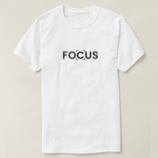 Minimalistisk oskärpa av kameralins Fokus Typograf T Shirt