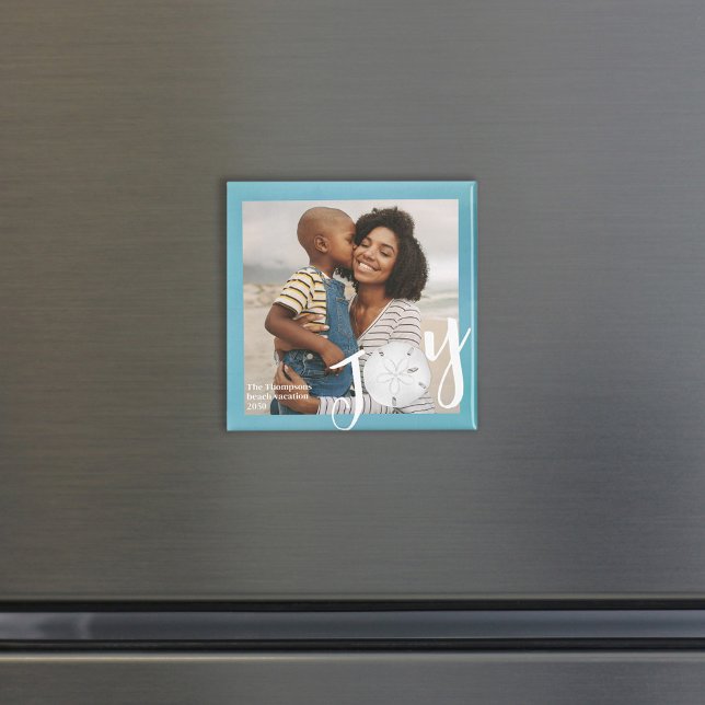 Minimalistisk överläggningstyp för enkel Joy Typog Magnet (Simple joy typography style photo magnet with a turquoise background.)