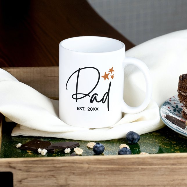 Minimalistisk Pappa Est. Med årets skripttypografi Kaffemugg (Skapare uppladdad)