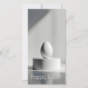 Minimalistisk påskägg på modern piedestal