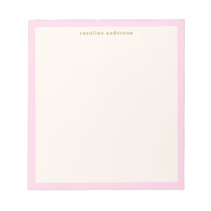 Minimalistisk personlig namnskylt med mjuk rosa ka anteckningsblock