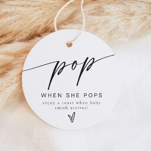 Minimalistisk pop när hon packa champagnerundan gåvor etiketter