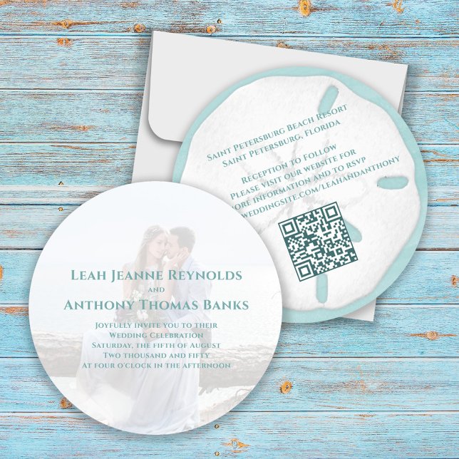 Minimalistisk QR-kod, tropisk docka Inbjudningar (Wedding invitation with turquoise watercolor background and sand dollar. )