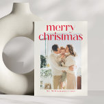 Minimalistisk Red Modern Anpassningsbar Photo jul Julkort<br><div class="desc">Minimalistiskt enkelt Red Modern Anpassningsbar-Lodrät - fotopriskort - Helgdag</div>