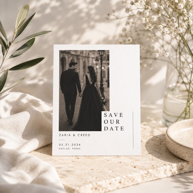 Minimalistisk redaktionell Save The Date-kort. Spara Datumet (Skapare uppladdad)