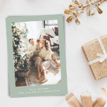 Minimalistisk Retro skrivmaskin Vertikal Foto Sage Julkort<br><div class="desc">Enkel Minimalistisk Retro skrivmaskin Två Vertikala Foto Julkort i Sagegrön</div>