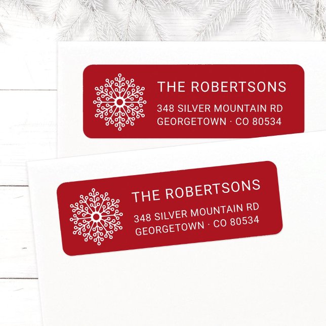 Minimalistisk Returadress av rött och vitt snöflin Returadress Etikett (Modern, elegant white Snowflake Christmas return address labels on red background with family name.)