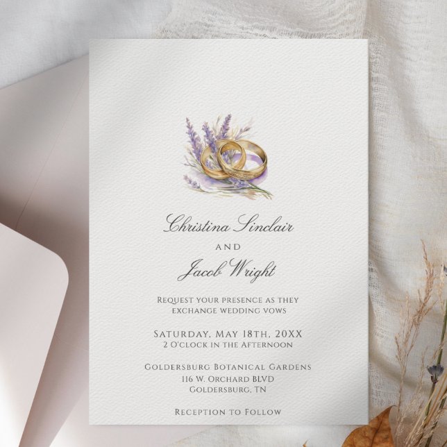 Minimalistisk Ringar Lila Blommigt Lavender Bröllo Inbjudningar (Elegant Wedding Invitation with a whimsical watercolor lavender sprig and a pair of wedding rings)