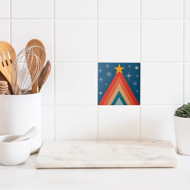 Minimalistisk röd och blå retro groovy julgran  kakelplatta (Skapare uppladdad)