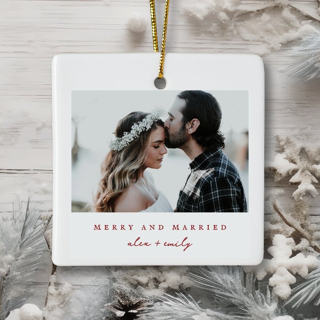 Minimalistisk röd och vit - Merry och Married Phot Julgransprydnad Keramik (Minimalist Red and White - Merry and Married Photo Ceramic Ornament - front - photo with names)