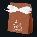 Minimalistisk rödrostfärgad bröllopsdesign presentaskar<br><div class="desc">Designen har en rödrostfärgad bakgrund och vit text.</div>