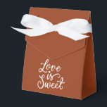 Minimalistisk rödrostfärgad bröllopsdesign presentaskar<br><div class="desc">Designen har en rödrostfärgad bakgrund och vit text.</div>