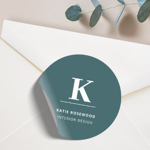 Minimalistisk rökgrön modern stor initial runt klistermärke