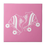 Minimalistisk Rosa av Roller Skates Kakelplatta<br><div class="desc">Minimalistisk vit roller Skates Teckning. Två fyrkantiga rullskridbilder i vitt. Enkel,  estetisk rullskridskor,  rullskridskor,  modern illustration. Vita och rosa rullskridskor illustrerar utformningen,  presentationen för en rullande skater.</div>