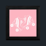 Minimalistisk Rosa av Roller Skates Minnesask<br><div class="desc">Minimalistisk vit roller Skates Teckning. Två fyrkantiga rullskridbilder i vitt. Enkel,  estetisk rullskridskor,  rullskridskor,  modern illustration. Vita och rosa rullskridskor illustrerar utformningen,  presentationen för en rullande skater. Rullskridskor rosa estetiskt.</div>