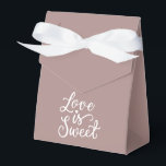 Minimalistisk Rosa Guld och Vit Bröllop Presentaskar<br><div class="desc">Fantastiska bröllopspresenttavlor i Rosa Guld Färg som får din present att sticka ut. Varje påse är prydd med en romantisk 'Kärlek är sött' inskription,  som lägger till en delikat charm och unik stil till din present. Gör din present ännu mer speciell med våra utsökta bröllopspresentpåsar.</div>