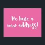 Minimalistisk Shock rosa Vi Flyttat ny Flytta hemm Vykort<br><div class="desc">Den moderna minimalismen vi flyttat vykort med roligt-pensel i Shock rosa och vitt.</div>
