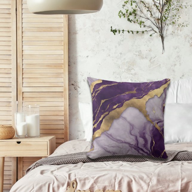 Minimalistisk skandinavisk chic lila purpurmarmor kudde (Minimalist Scandinavian Chic Lilac Purple Marble Throw Pillow)