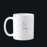Minimalistisk Skript | Anpassad Monogram och Namn Kaffemugg<br><div class="desc">Anpassat Skript Monogram Namn Elegant Chic Mugg. En enkel och modern design i marinblå, ljusblå och vit färg med handskriven kalligrafi för en elegant och cool look. Skapa dina egna personliga miljövänliga presenter. Valfri typsnitt, valfri färg, ingen minsta mängd.</div>