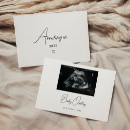 Minimalistisk skript Baby anländer Graviditetsfoto Meddelande