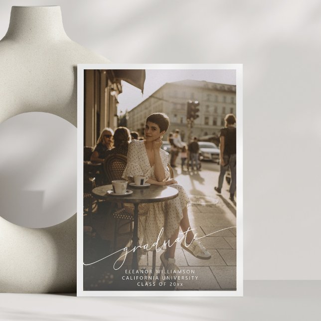 Minimalistisk skript vit överlagring foto examen meddelande (Skapare uppladdad)