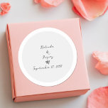 Minimalistisk skripthandskriven typografi Bröllop Runt Klistermärke<br><div class="desc">Ett vackert,  minimalistiskt handskrivet skript,  typografi bröllop. En unik design som användor en personlig klassisk kalligrafi bröllop stil. En modern handskriven brev-design med tonerna vita och grått-nyanser. En elegant bröllop-dekal med modernt men traditionellt inslag. Det finns också möjlighet att matcha bröllopsinbjudningar och andra artiklar i kontorsartiklar.</div>