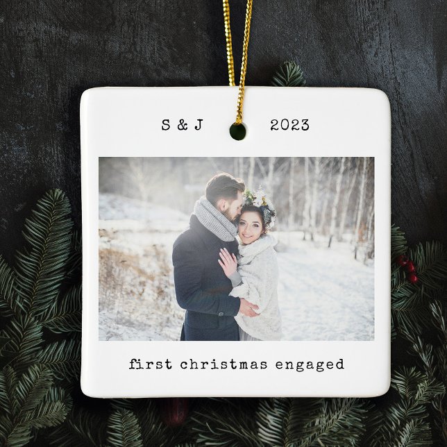 Minimalistisk skrivmaskin | Första helgdag Julgransprydnad Keramik (A sweet and simple vintage inspired ornament with typewriter text celebrates your first year engaged)