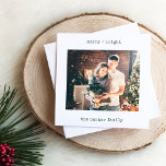 Minimalistisk skrivmaskin | God jul med foto Julkort<br><div class="desc">De här enkla och minimalistiska julsedlarna innehåller ditt favoritfoto,  tillsammans med ditt namn och ord i gröntens textutseendetext "merry   bright". Du kan ändra detta till valfri hälsning. Kortets baksida innehåller även plats för ett personligt helgdag till vänner och familj.</div>