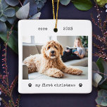 Minimalistisk skrivmaskin-Hund första julfoto Julgransprydnad Keramik<br><div class="desc">Dessa enkla och minimalistiska julprydnadsföremål har ditt favoritfoto av din hund eller valp på framsidan tillsammans med hans namn, året, och ord "mina första julklappar" i svart skrivmaskin ser ut som text med två söta tass avtryck. Baksidan innehåller ett annat foto av ditt husdjur, som är upplyst med ett överlägg...</div>