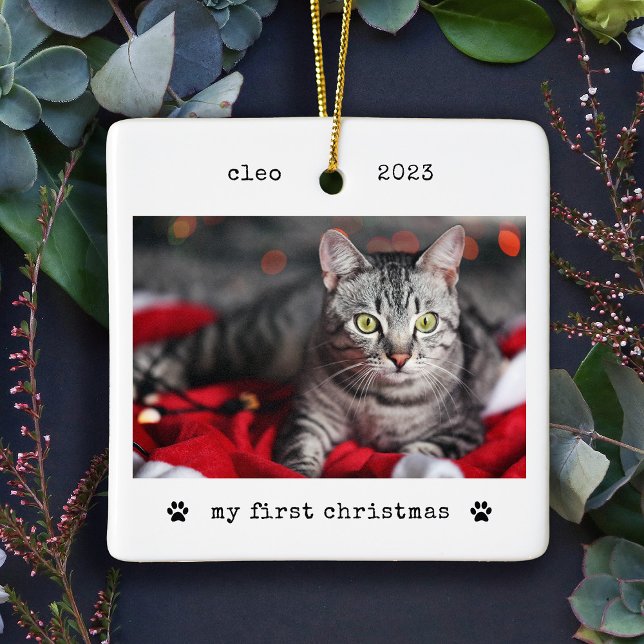 Minimalistisk skrivmaskin Kats första julfoto Julgransprydnad Keramik (This sweet and simple, vintage style Christmas ornament is the perfect keepsake for your new cat)
