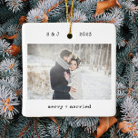 Minimalistisk skrivmaskin | Merry and Married Phot Julgransprydnad Keramik<br><div class="desc">Dessa enkla och minimalistiska julprydnadsföremål har bröllop-favoritfotot på framsidan tillsammans med ditt initialer, året om, och ord "merry and gifta" i svart skrivmaskin ser helgdag ut. Baksidan innehåller en annan av dina foton från bröllop, som är ljusare med ett överlägg så att du kan lägga till ytterligare text eller namn...</div>