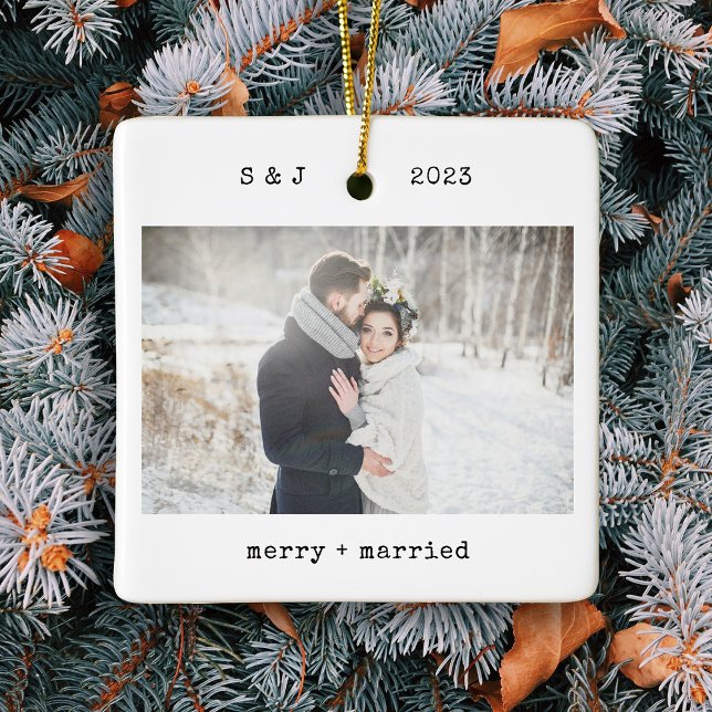 Minimalistisk skrivmaskin | Merry and Married Phot Julgransprydnad Keramik (A stylish and simple, vintage-inspired holiday ornament to commemorate your wedding day)
