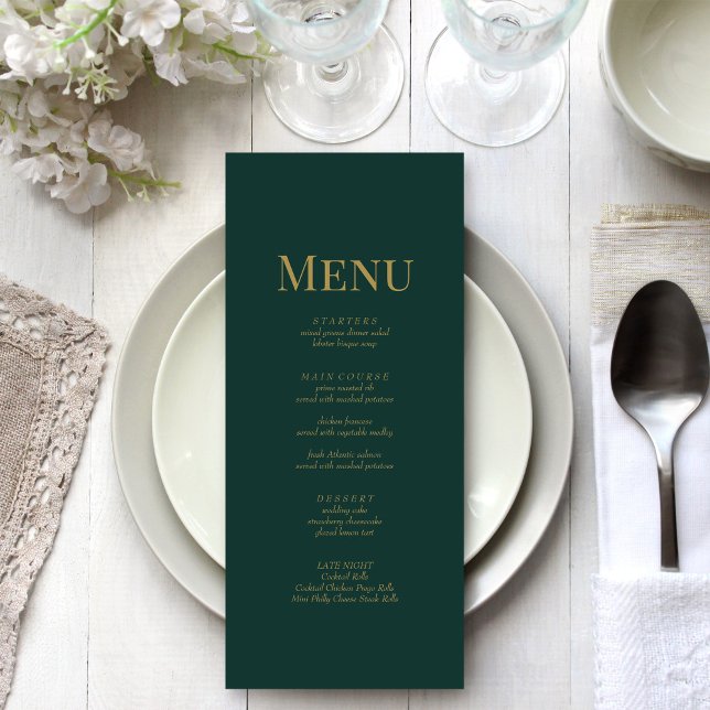 Minimalistisk Smaragdgrön Monogram Bröllopsmeny  Meny (Minimalist Emerald Green Monogram Wedding Menu on a white and silver wedding table.)