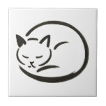 Minimalistisk sovkatt - Bläck-penseldesign på plat Kakelplatta<br><div class="desc">Denna minimalistiska kattutformning fångar det fredliga elegansen i ett sovande kattdjur med bara några få flytande bläck-borste linjer. Lugn,  mysigt och fullt av charm,  det är perfekt för kattälskare,  minimalister och alla som uppskattar tyst skönhet i enkel form. Underbar för alla som känner perfektens kraft.</div>
