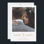 Minimalistisk Stil Guld | Ett foto Spara Datumet<br><div class="desc">Det här enkla och elegant faux guld och white bröllop spara datum-kortet innehåller ditt personliga foto på framsidan,  med en blandning av modernt handskript och fet serif-text. Det finns utrymme för ytterligare information på baksidan,  inklusive webbplatsen för bröllop.</div>