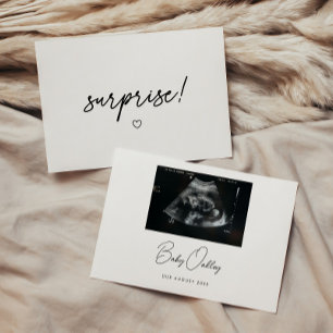 Minimalistisk "Surprise!" Ny bebis gravid foto Meddelande